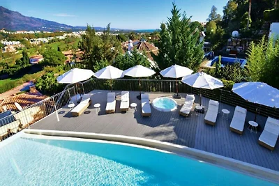 Villa in Nueva Andalucía mit Infinity-Pool