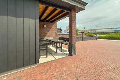 Freistehendes Haus am Kanal in Friesland