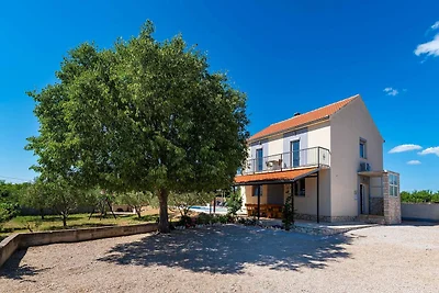 Villa mit Pool im ruhigen Tinj