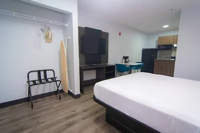 Studio 6 West Palm Beach, Fl_1 Queensize bed