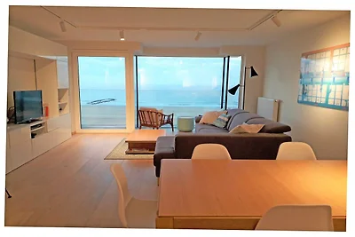 Modern toevluchtsoord met zeezicht en balkon