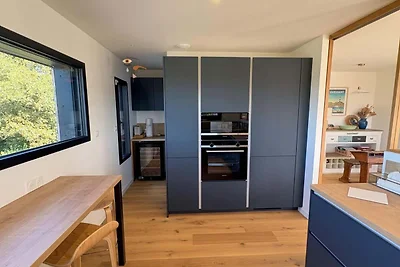 Moderne woning aan de kust met schilderachtig...