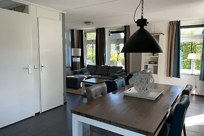 Strahlendes Haus am Strand mit Garten in...