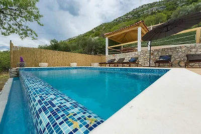 Villa Dundo Pero - Four Bedroom Villa with Sw...