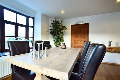Geräumiges Bauernhaus in Jevigne mit Sauna