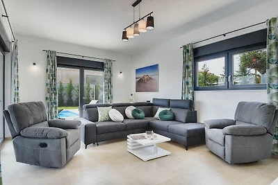 Moderne Villa mit beheiztem Pool