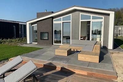 Modernes Chalet mit Steg und Terrasse