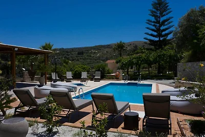 Villa in Kyrianna met verwarmd zwembad