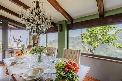 Villa a Pescia con vista sui vigneti