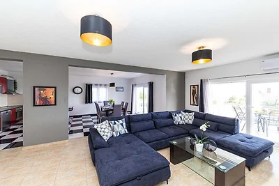 Exquisite Spacious Villa Bufaline with Pool a...