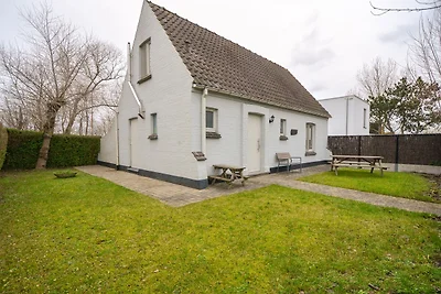 Schilderachtige villa met omheinde tuin