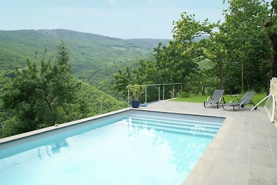 Idyllisches Ferienhaus mit Swimmingpool in...