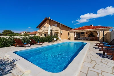 Familienvilla mit Pool in der Nähe des...