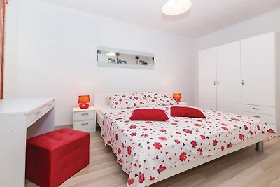 Cozy Nook Apartment Kastel Stari - Three Bedr...