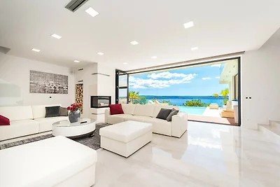 Villa mit Infinity-Pool in Maslenica