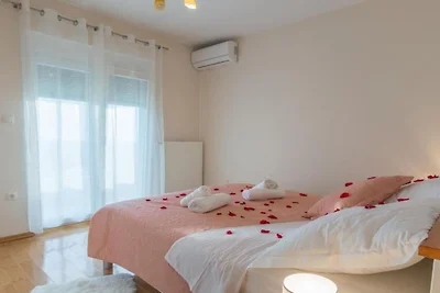 Six Bedroom Holiday House With Pool