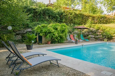 Ruhiges Ferienhaus mit großem Pool