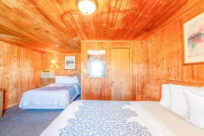 La Crosse, Kansas | 2 Queensize-Betten