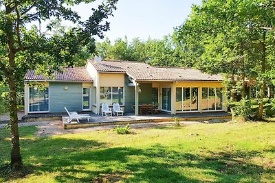 Geräumige Terrasse in der Nähe eines Badesees