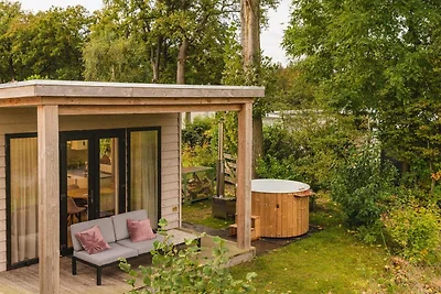 Malerische Lodge am Flussufer mit Whirlpool