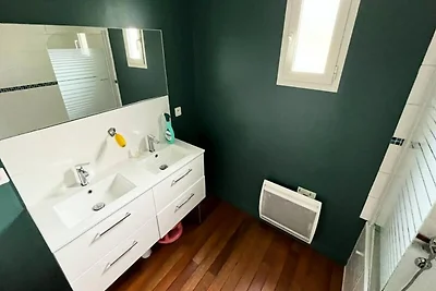 Villa in Hourtin met bos en zwembad