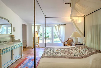 Elegante stenen villa met zwembad nabij...