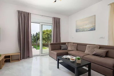 Contemporary Apartment with Terrace and Spaci...