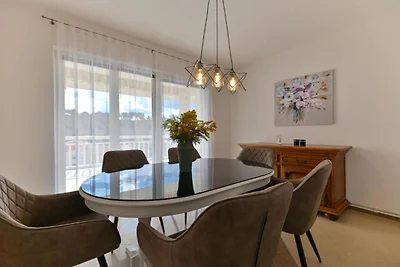 Deluxe Three Bedroom Apartment with Balcony a...