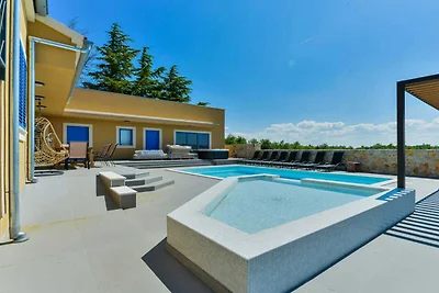 RE con piscina e spa Confortevole residenza p...