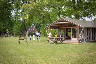 Suggestiva lodge tent con lavastoviglie nel...