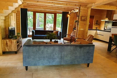 Luxuriöse Waldvilla aus Holz