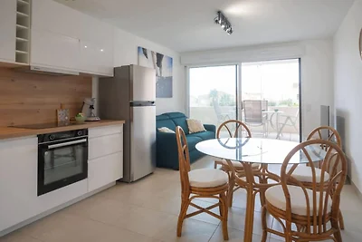 Modernes Strandapartment mit Terrasse