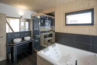Schönes Chalet mit Balkonen