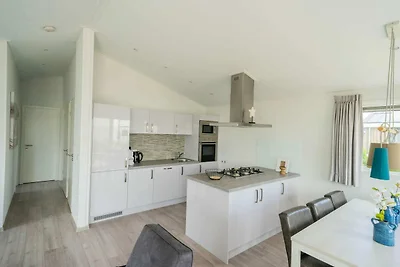 Modern chalet aan het water van het...