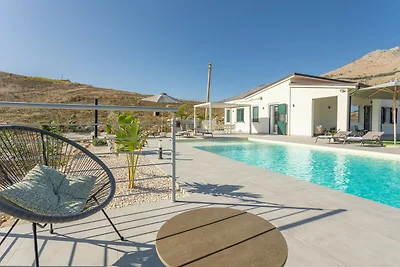 Großzügige Villa mit Hügelblick und Pool