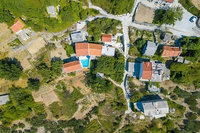 Villa in Tučepi mit Schwimmbecken