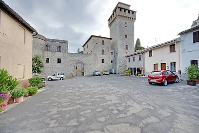 Grande casale in pietra in piccolo borgo...