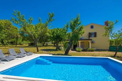 Villa a Raša con piscina