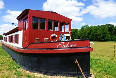 Filmschip "Pea" buitengewone woonboot aan...