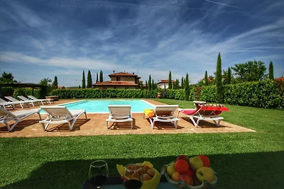 Üppige Wohnung in Lucignano mit Pool