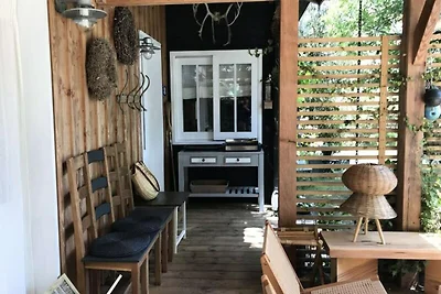 Huis in dennenbos met omheinde tuin