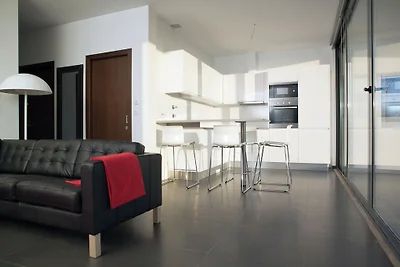 Villa moderna con bella vista, situato su un ...