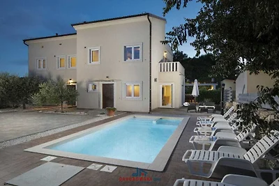 Villa in Premantura mit Schwimmbecken
