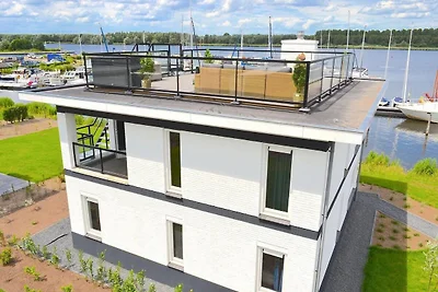 Villa am Wasser mit großzügiger Dachterrasse