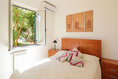 Apartment mit Terrasse und Sonnenliegen