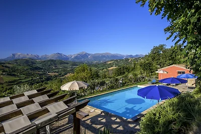 Studio a Monte San Martino circondato dalla...
