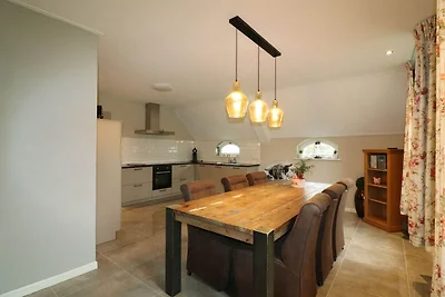 Zeer ruim appartement in verbouwde boerderij