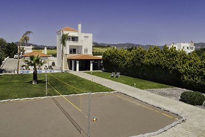 Geräumige Villa mit eigenem Pool in Gennadi