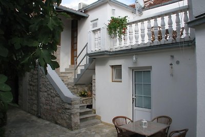 Gemütliche Wohnung in Jezera mit Garten