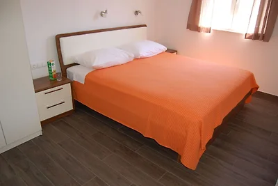 Geräumige Ferienwohnung mit Innenhof in Veli...